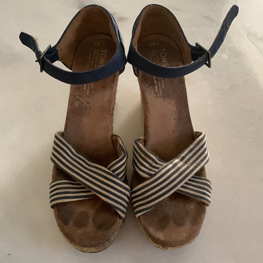 Tom’s navy stripe wedges